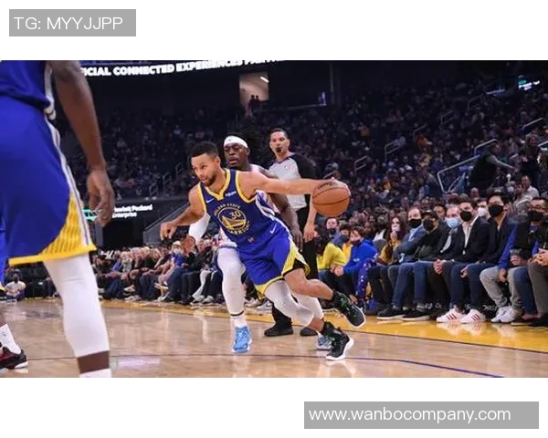 外线火力全开AJ格林三分球五投五中助力球队获胜 外线火力全开AJ格林三分球五投五中助力球队获胜