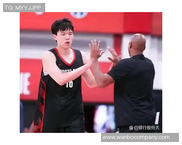 霍勒迪称赞里斯投篮与能量提升进攻空间关键时刻鼓舞全队士气